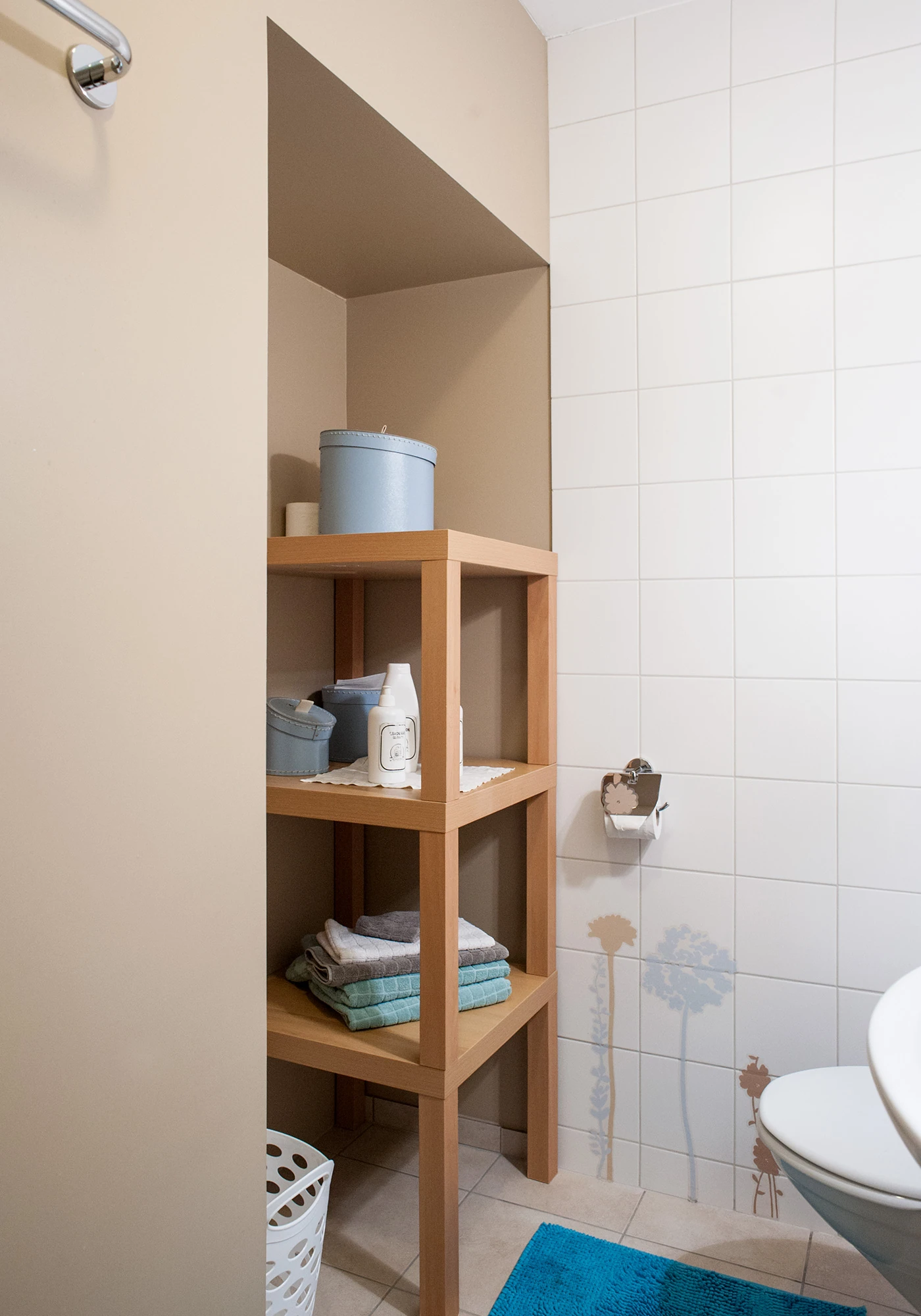 Les rangements et les serviettes dans la salle de bains de Baroque