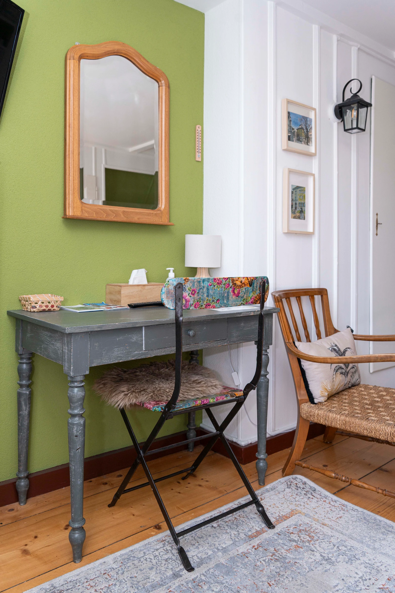 La petite table et le miroir de Locloise