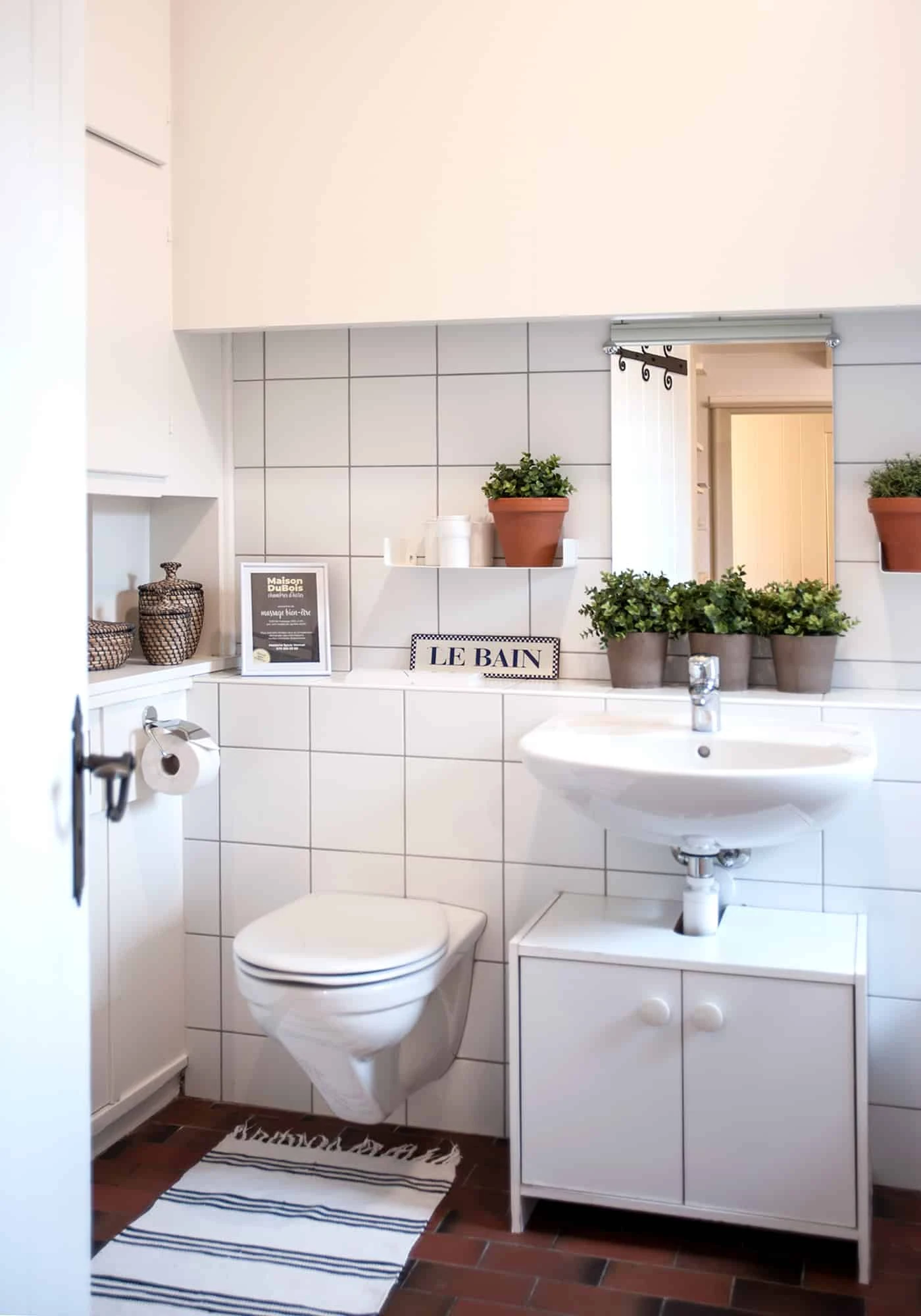 Les WC et le lavabo de la salle de bains partagée avec la chambre Safari