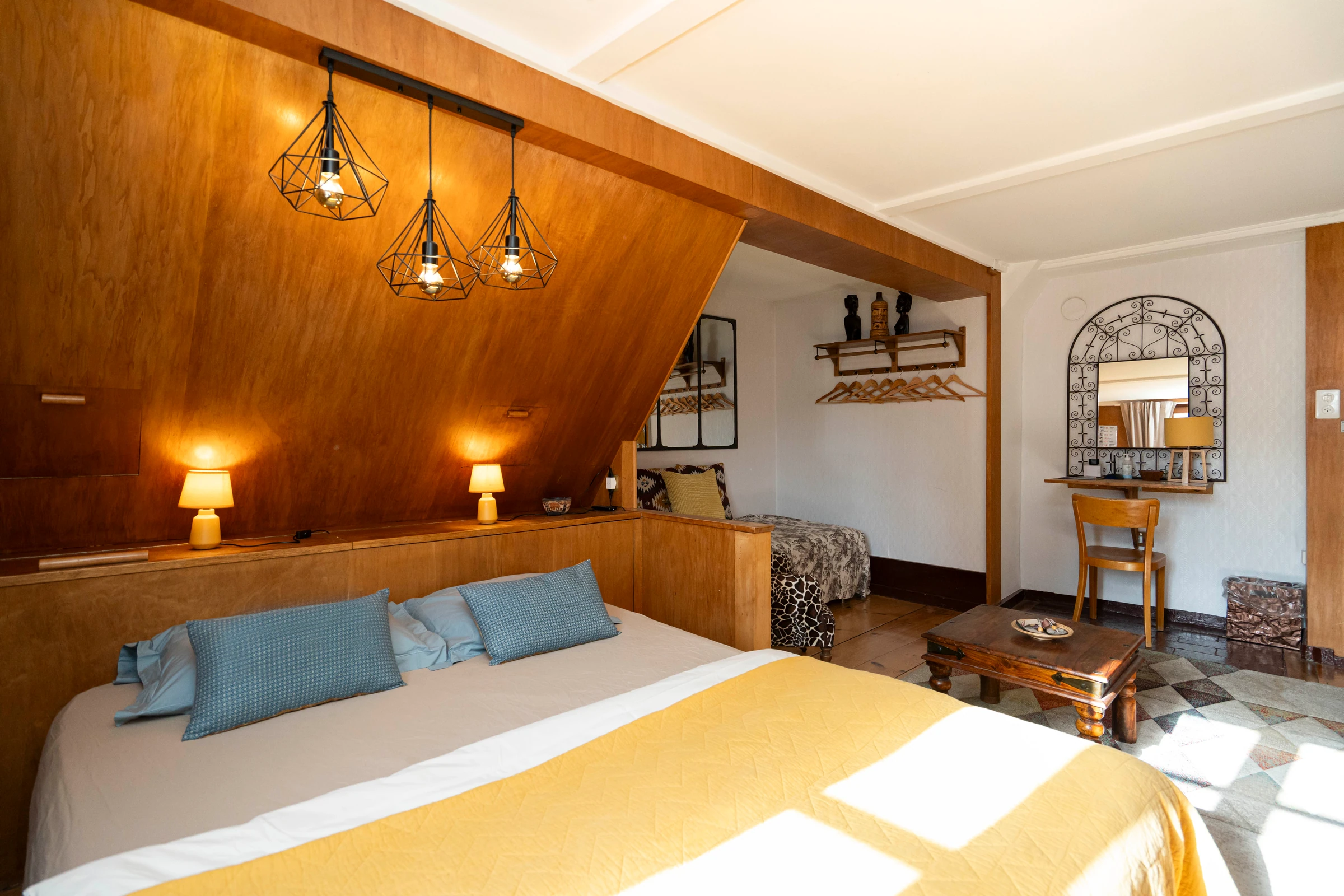 Les lits de Safari sous les luminaires