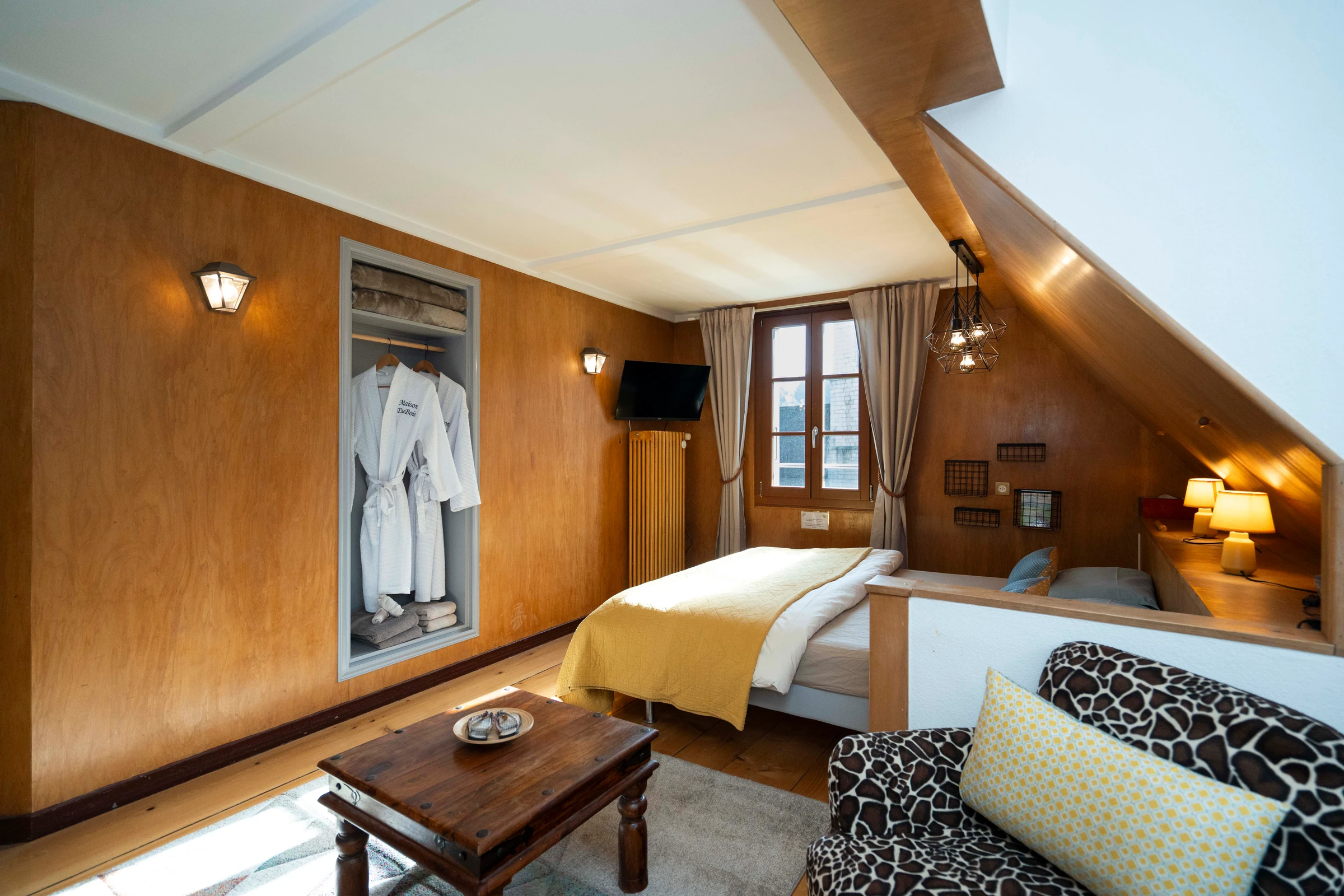 Le lit double et les boiseries de Safari