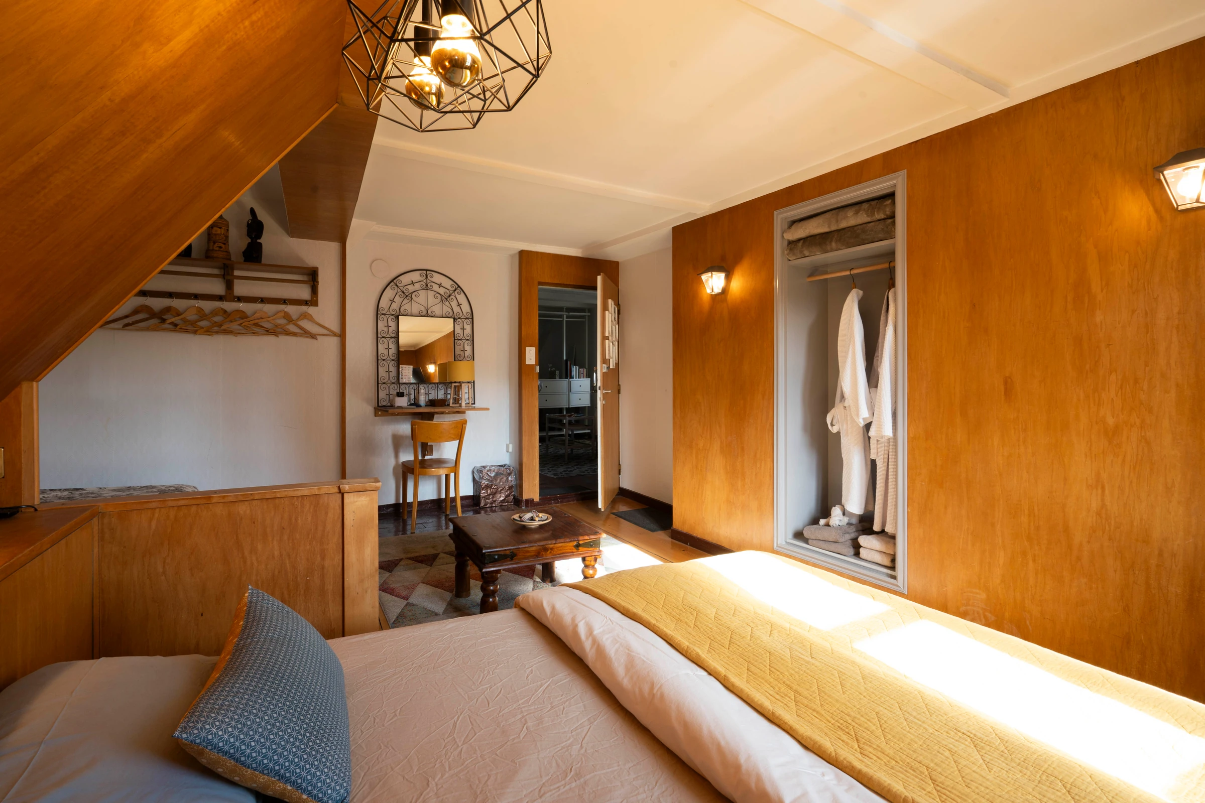 Le lit et le miroir près de la porte de Safari