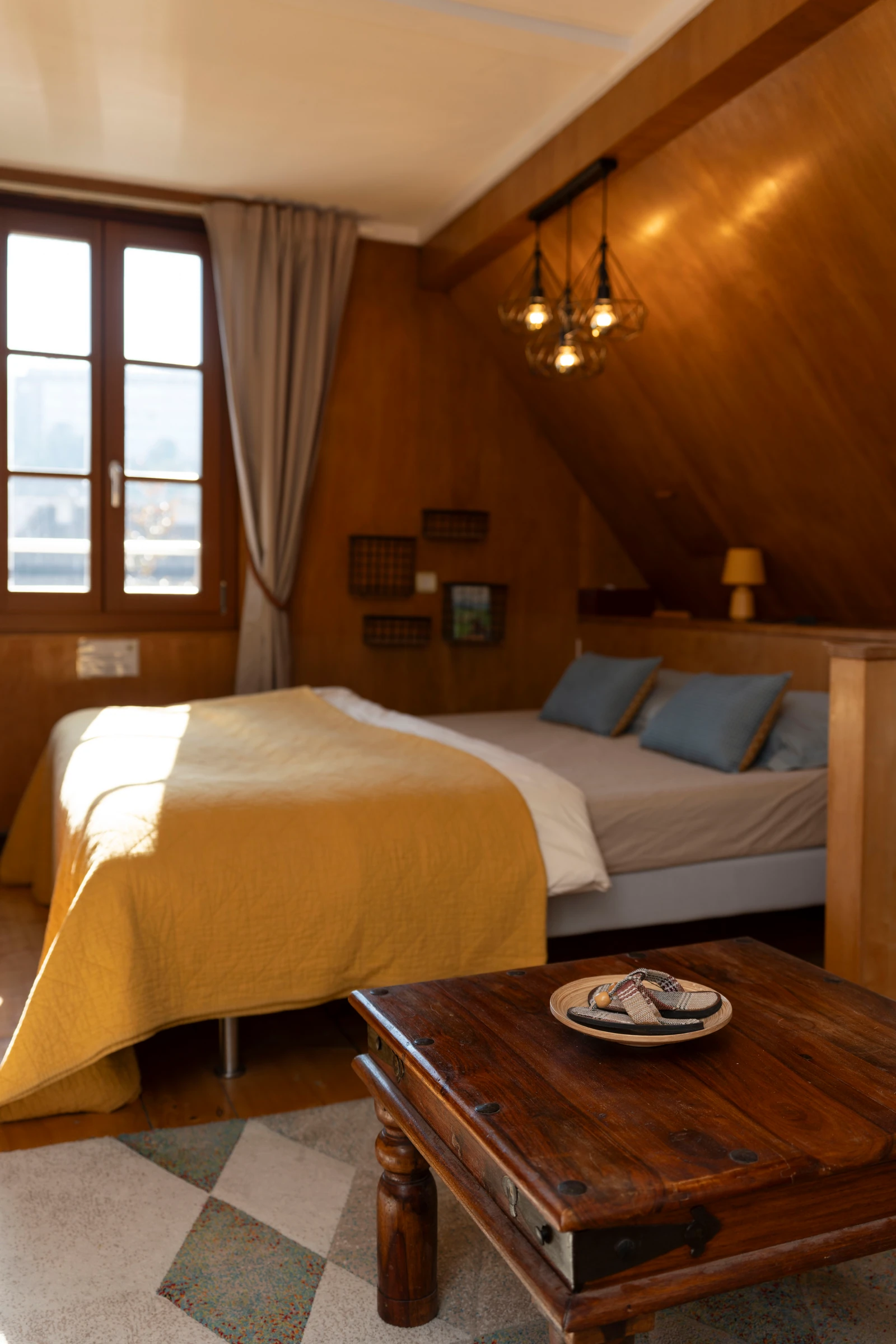 Le lit double de Safari près de la fenêtre