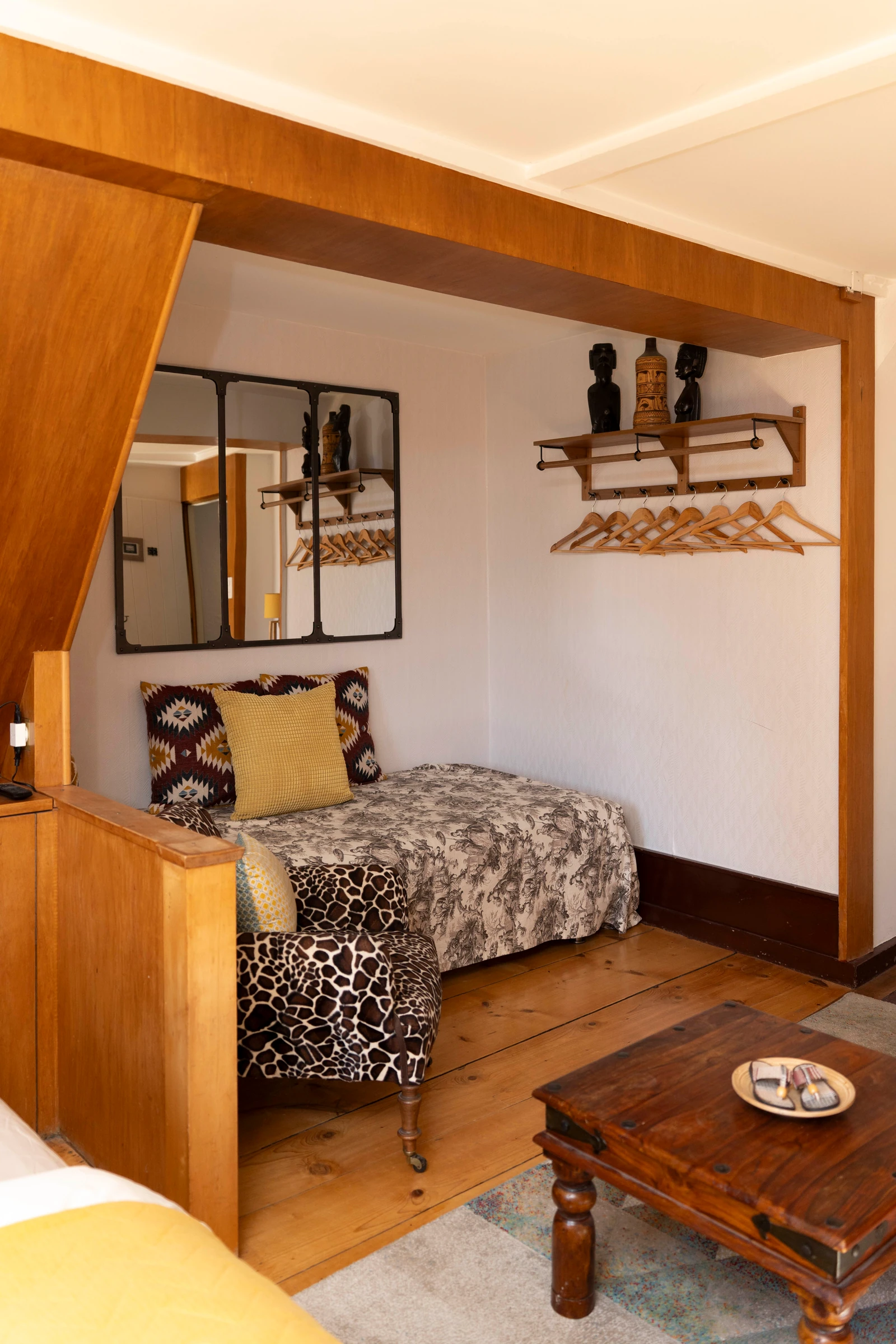 Le lit simple et le fauteuil de Safari