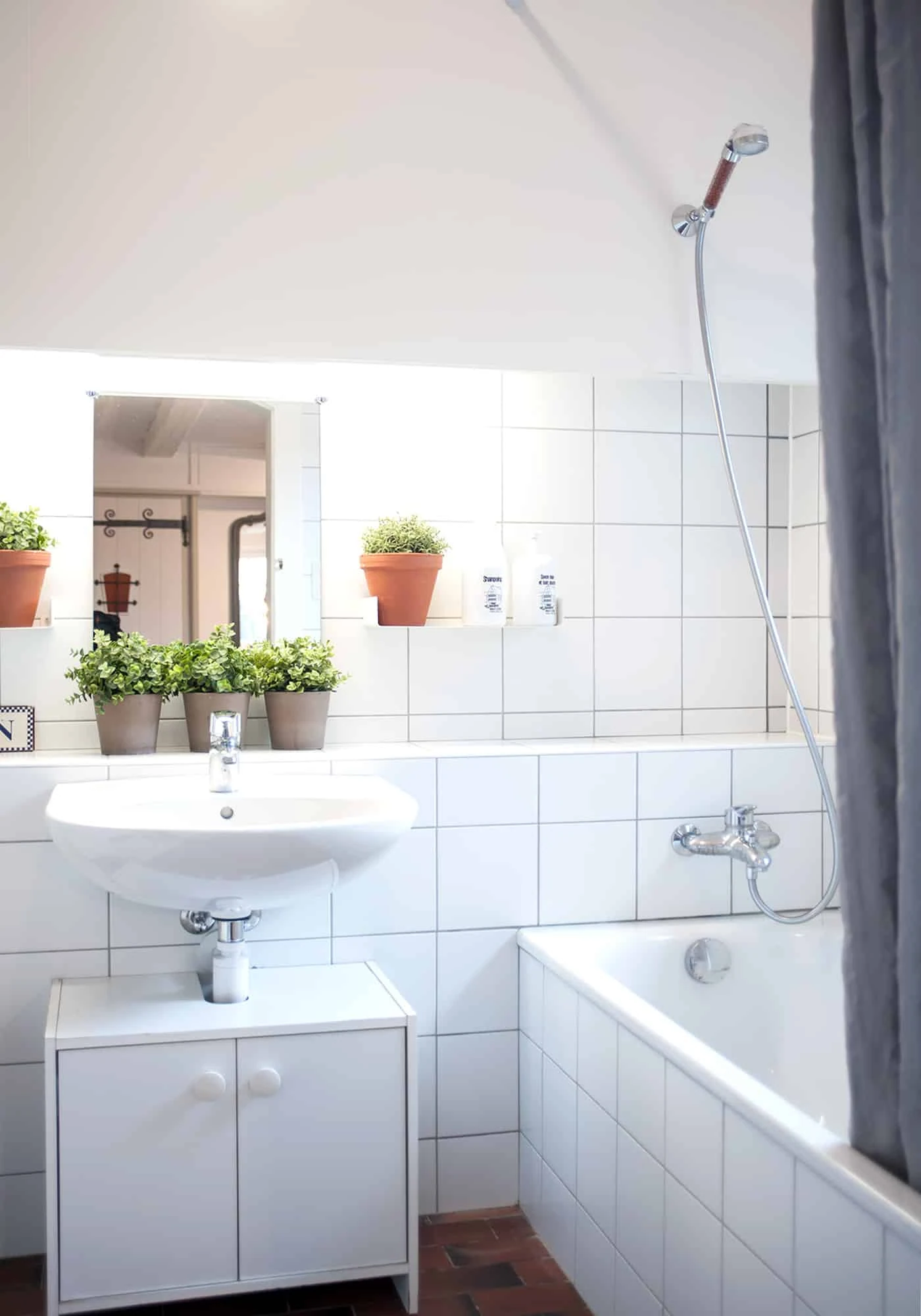 La baignoire de la salle de bains partagée avec la chambre Locloise