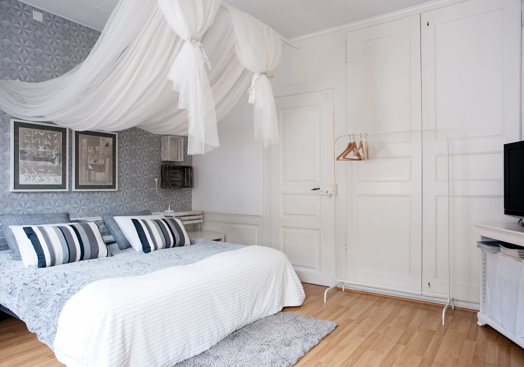 Le lit et les portes blanches de Zen