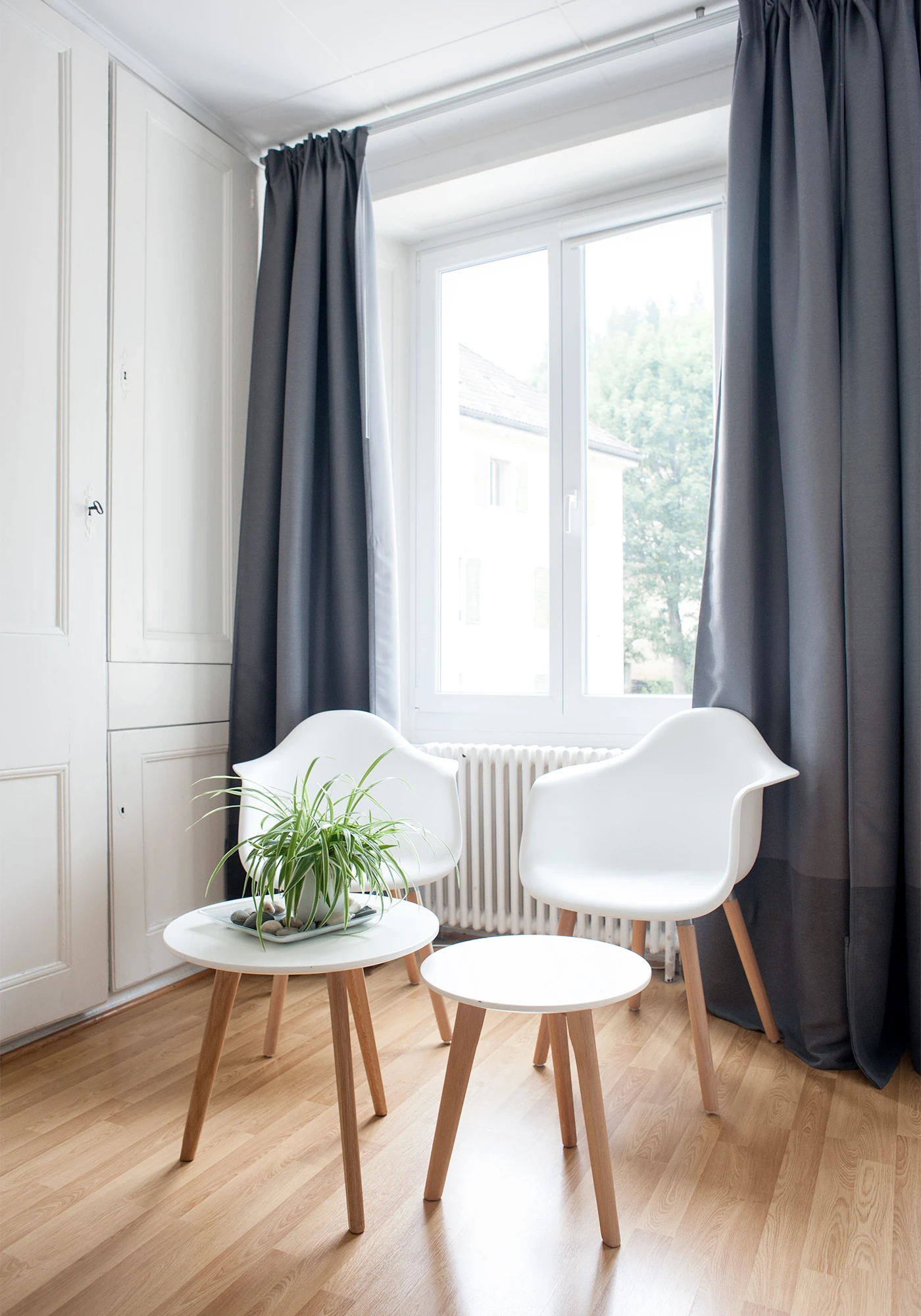 Les fauteuils et la table devant la fenêtre de Zen