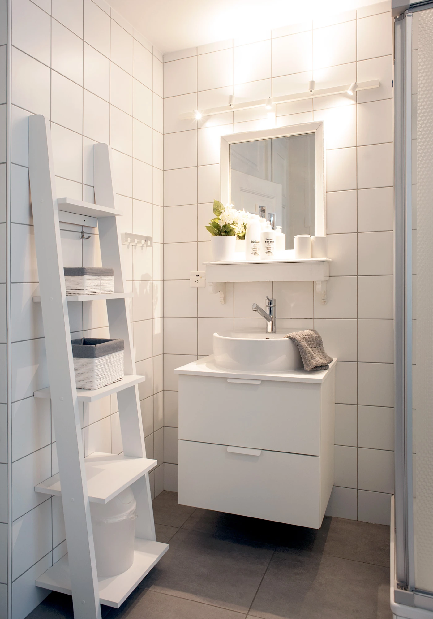 Le lavabo et le miroir dans la salle de bains de Zen