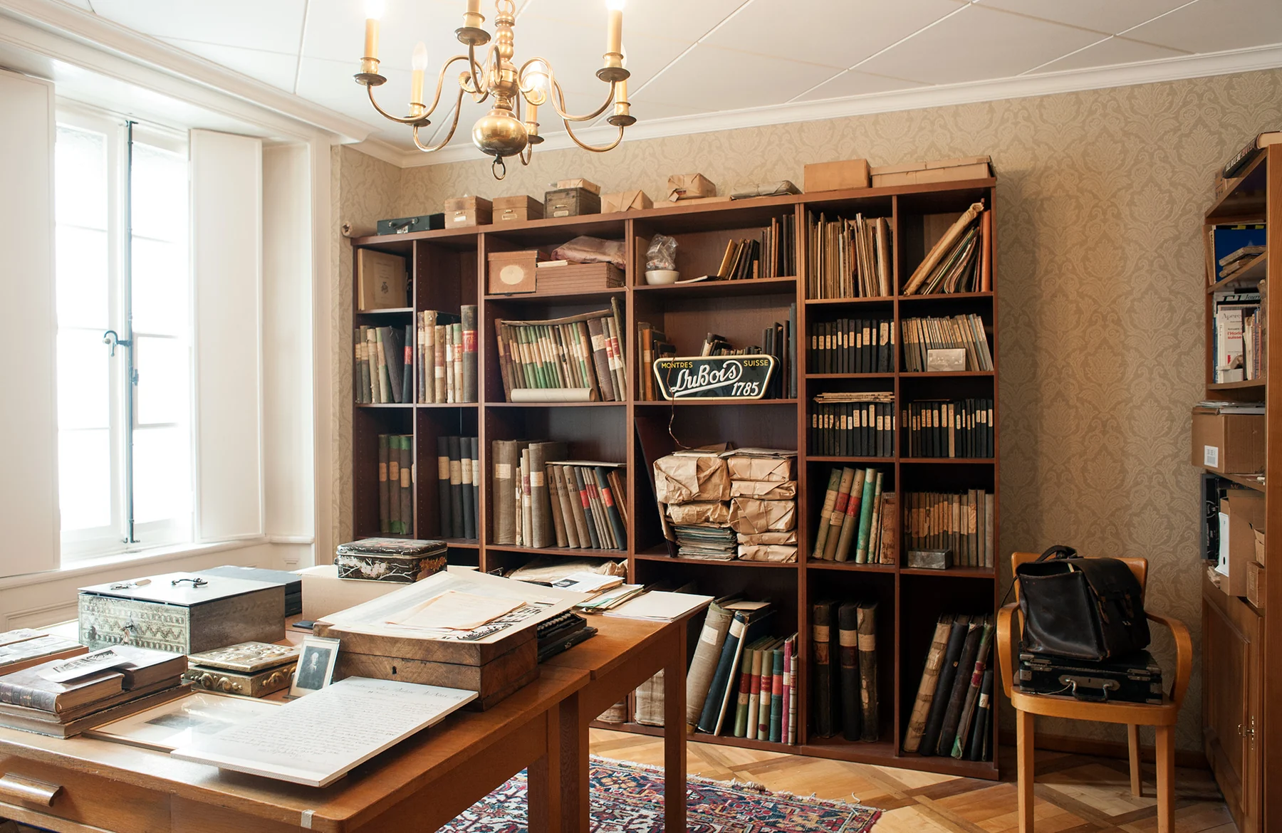 La salle des archives, avec ses registres, ses documents et son enseigne Montres DuBois 1785