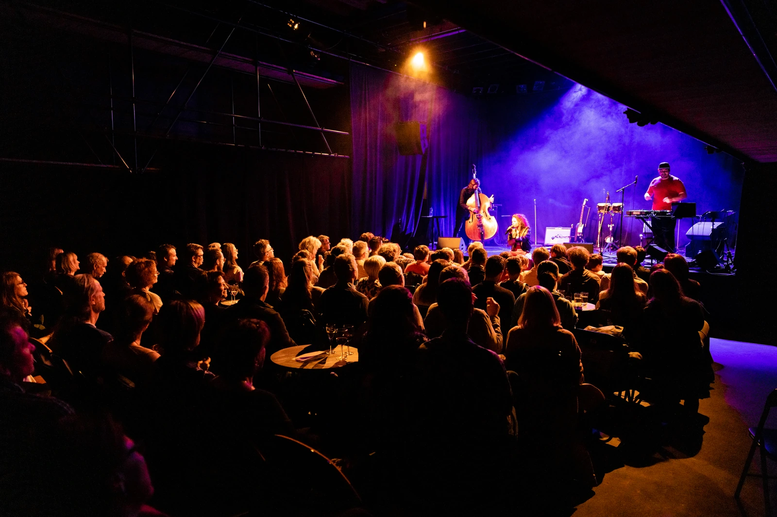 Le public et les musiciens lors d’un concert à la Grange Delux au Locle