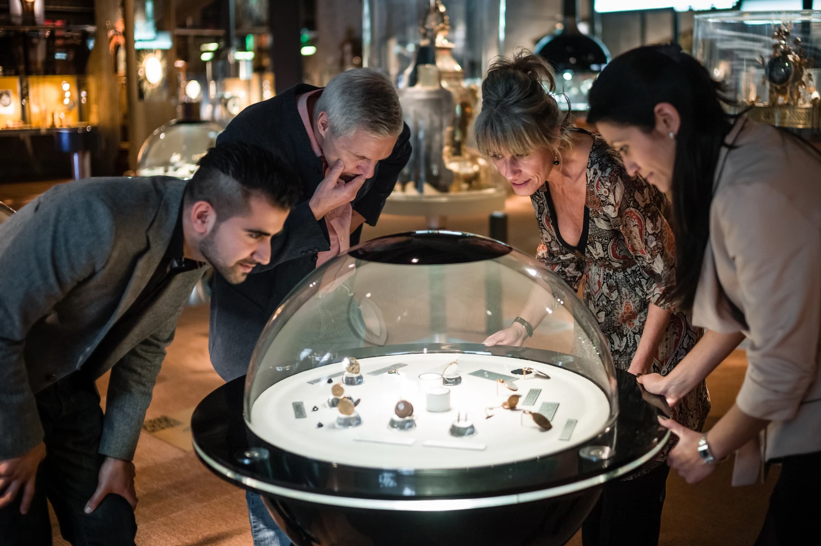 Des visiteurs autour d’une vitrine du Musée international d’horlogerie