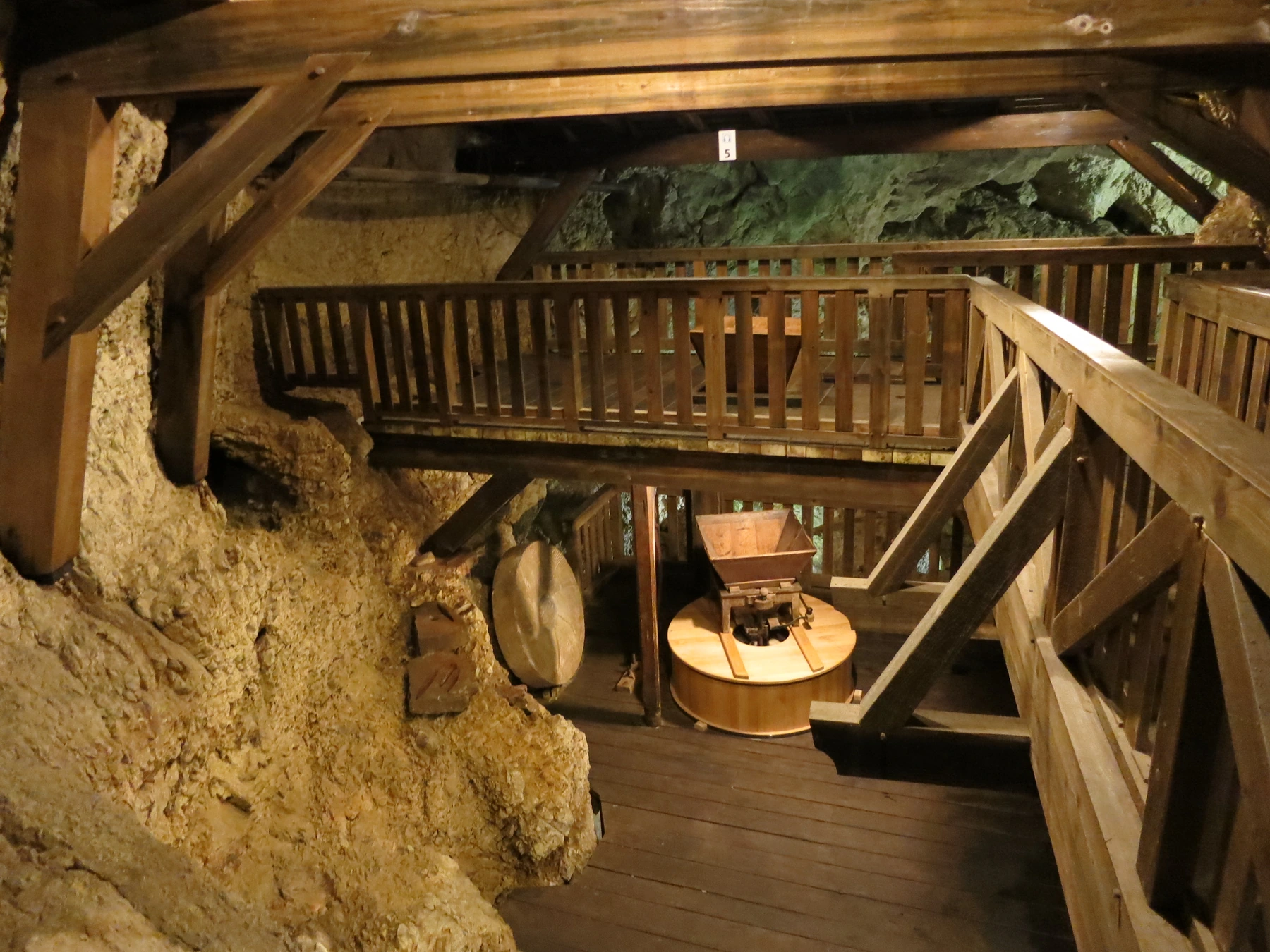 Les installations historiques des Moulins souterrains du Col-des-Roches
