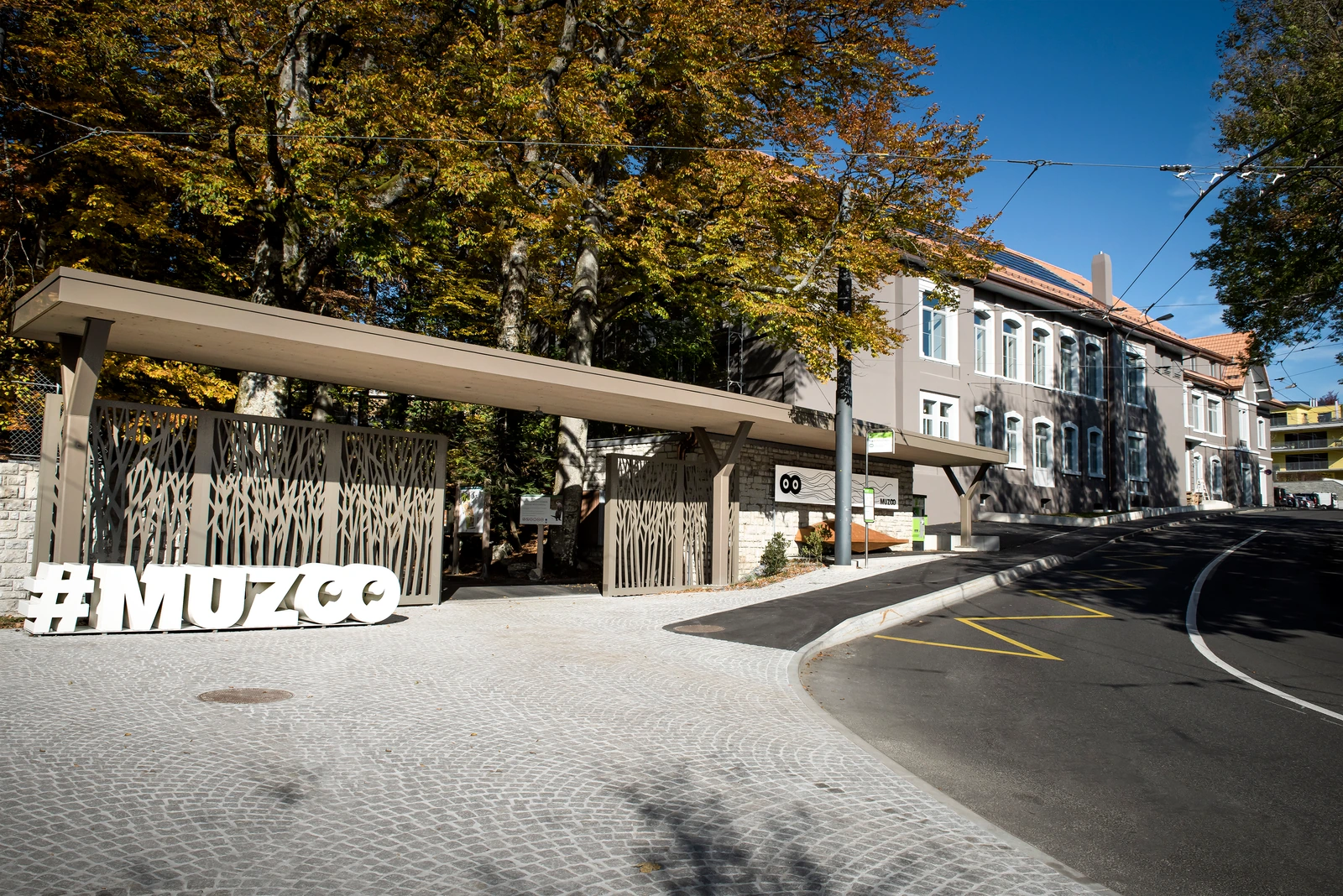 L’entrée de MUZOO à La Chaux-de-Fonds, sous les arbres aux couleurs d’automne