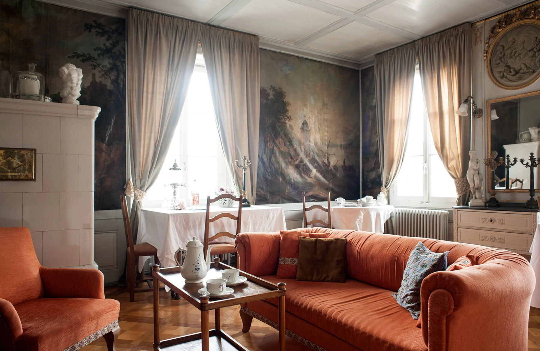 Les fauteuils et le canapé du salon privé