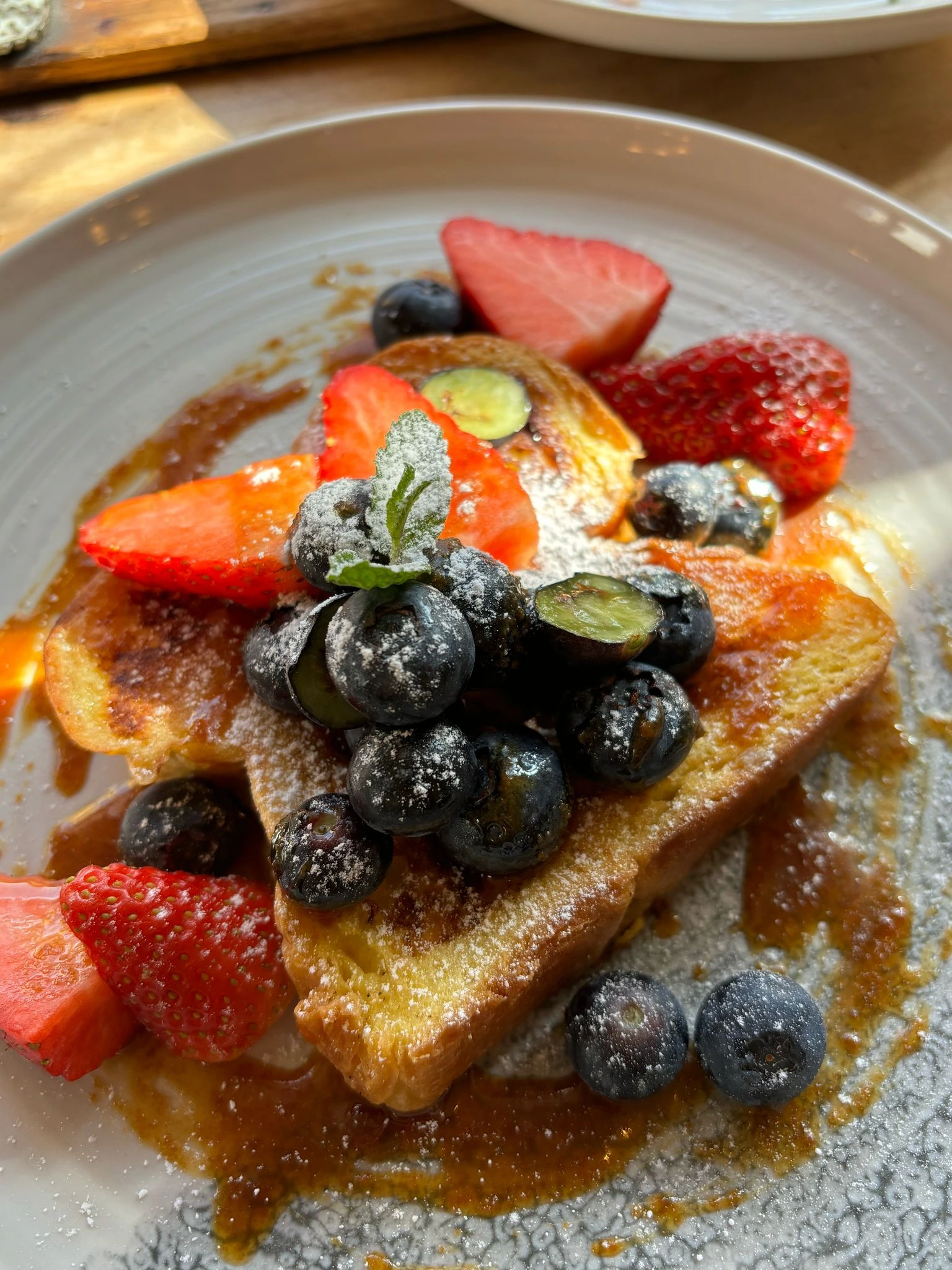 Des pancakes aux fruits au Café Complet
