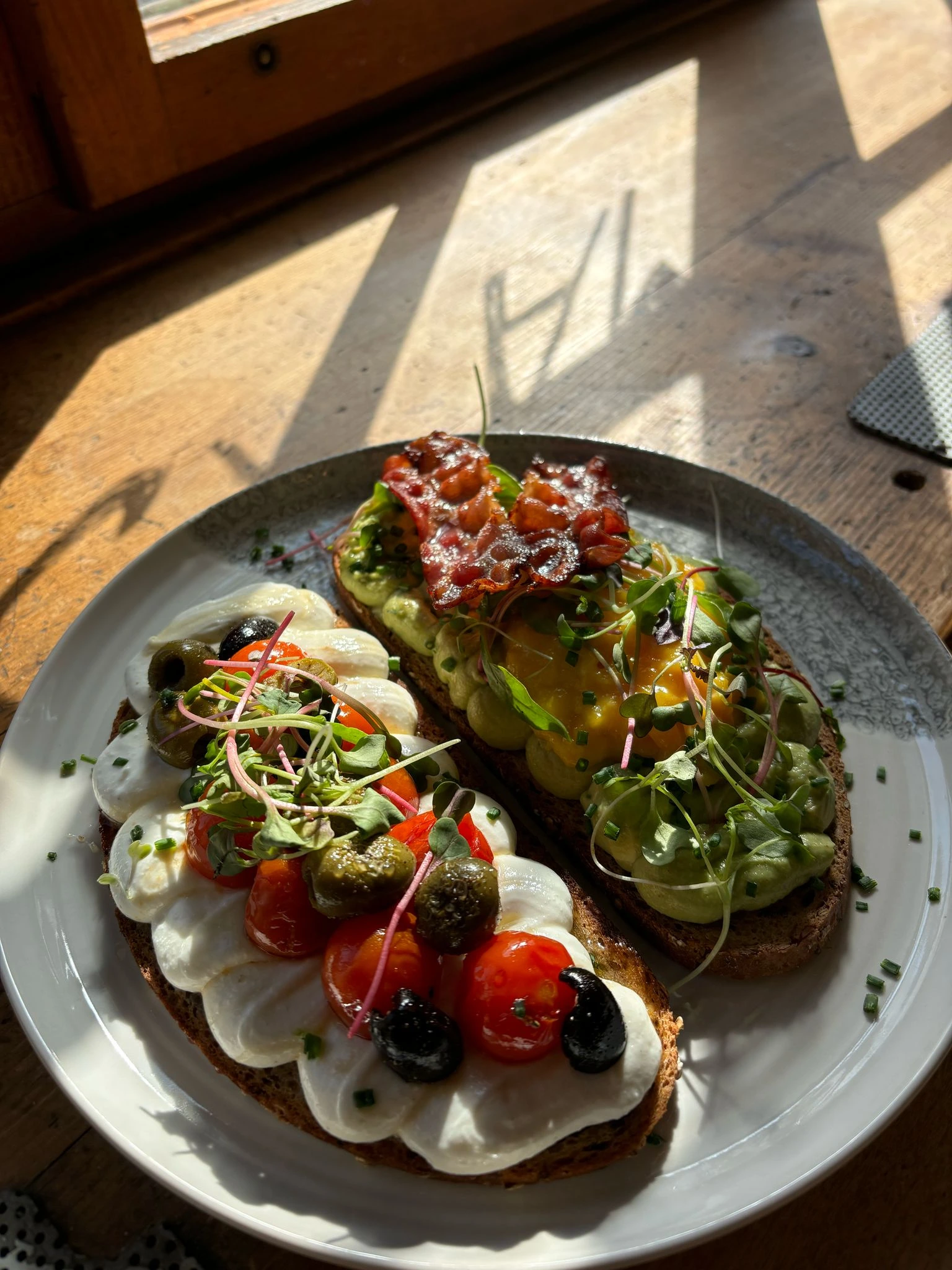 Une assiette de brunch au Café Complet