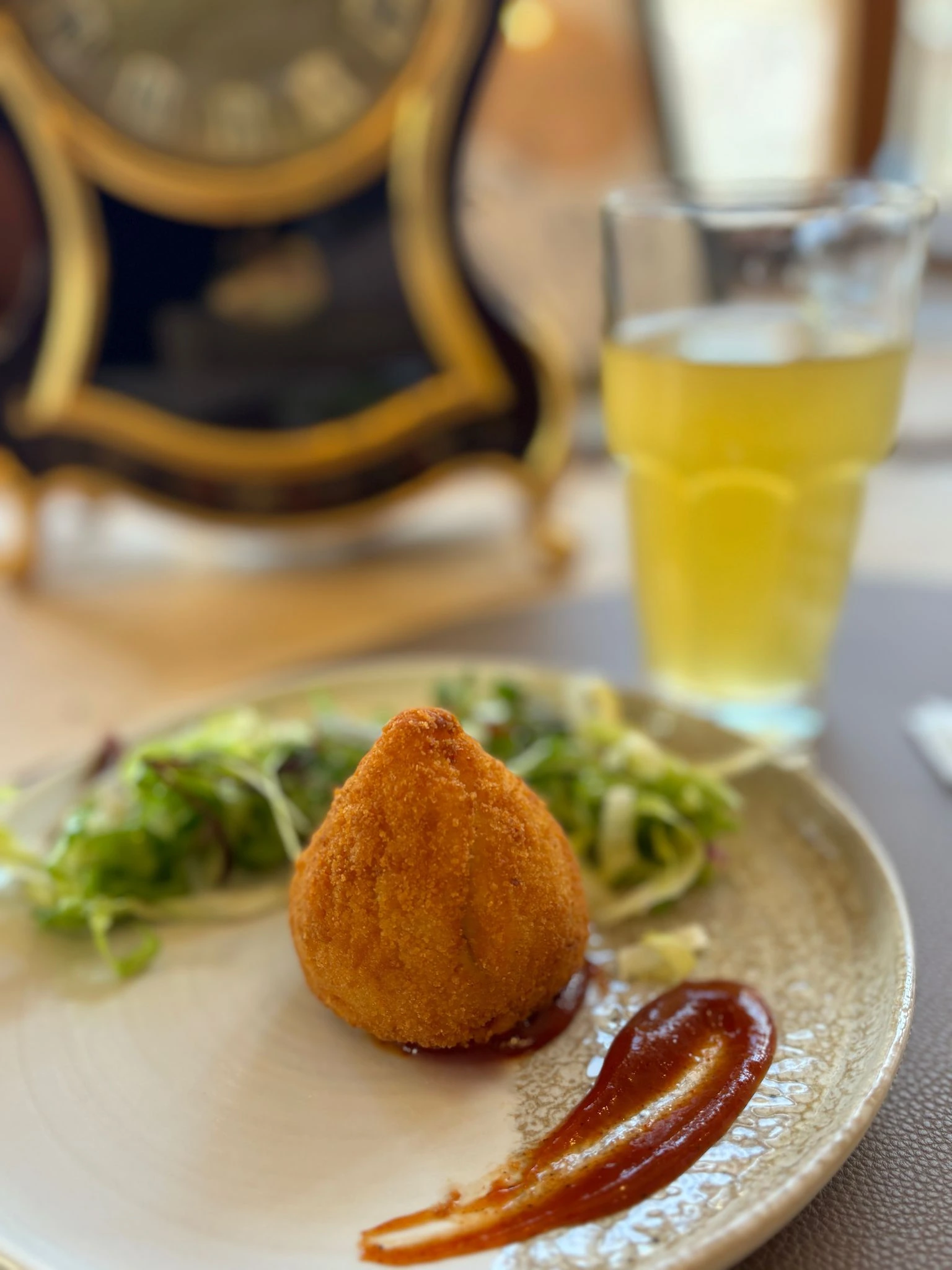 Une assiette et un jus pour le brunch